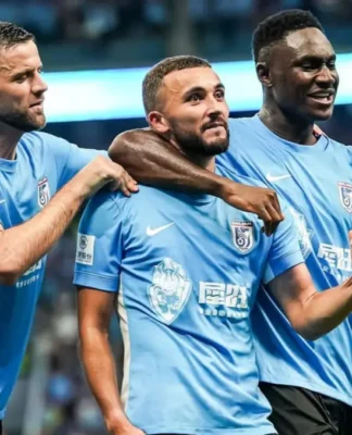 O meio-campista marroquino Zakaria Labyad (centro), novo reforço do Corinthians, em ação pelo Dalian Yingbo