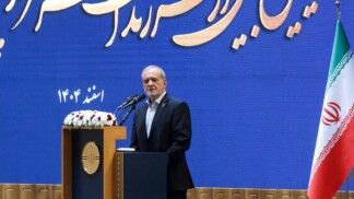 O presidente do Irã, Masoud Pezeshkian, fala durante reunião em Teerã, Irã, em