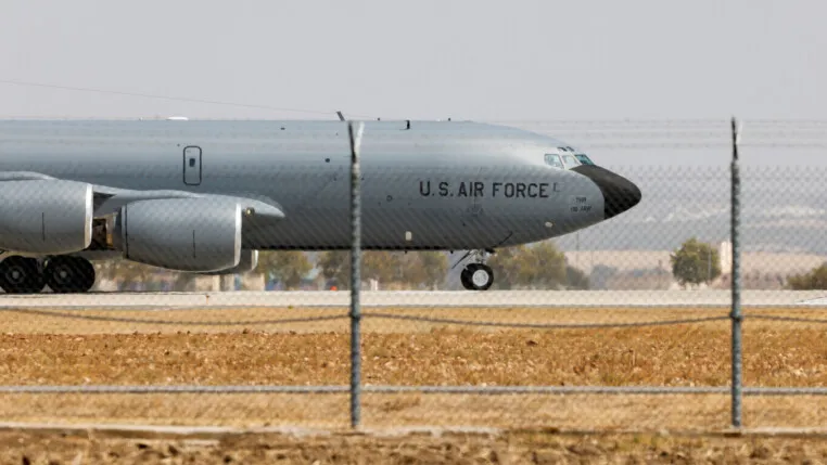 Imagem da ponta de um avião modelo KC-135 Stratotanker, de cor cinza