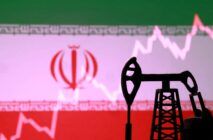 Bomba de extração de petróleo impressa em 3D, bandeira do Irã e gráfico de ações em alta aparecem nesta ilustração feita em 2 de março de 2026