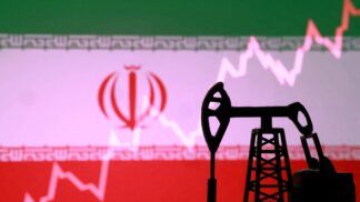 Bomba de extração de petróleo impressa em 3D, bandeira do Irã e gráfico de ações em alta aparecem nesta ilustração feita em 2 de março de 2026