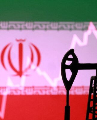 Bomba de extração de petróleo impressa em 3D, bandeira do Irã e gráfico de ações em alta aparecem nesta ilustração feita em 2 de março de 2026