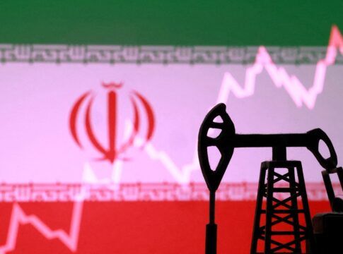 Bomba de extração de petróleo impressa em 3D, bandeira do Irã e gráfico de ações em alta aparecem nesta ilustração feita em 2 de março de 2026