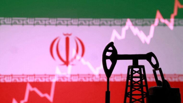 Bomba de extração de petróleo impressa em 3D, bandeira do Irã e gráfico de ações em alta aparecem nesta ilustração feita em 2 de março de 2026