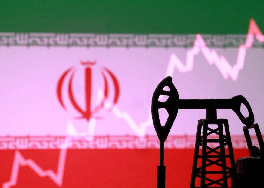 Bomba de extração de petróleo impressa em 3D, bandeira do Irã e gráfico de ações em alta aparecem nesta ilustração feita em 2 de março de 2026