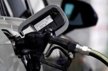 Bomba de combustível abastece um veículo Audi em um posto Mobil na Beverly Boulevard, em West Hollywood, Califórnia (EUA)