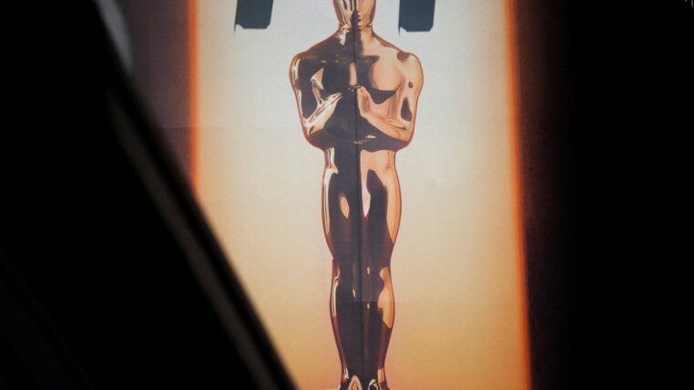 Um enorme painel publicitário com uma estatueta do Oscar se destaca na Hollywood Boulevard enquanto trabalhadores se preparam para a 98ª edição do Oscar em Los Angeles, Califórnia, EUA, em 9 de março de 2026. REUTERS/Daniel Cole