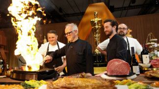 Chef cozinhando uma prévia das comidas do pós-baile do Oscar