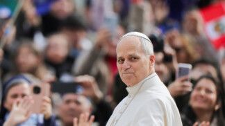Papa observa os fiéis durante passagem do papamóvel na Praça São Pedro