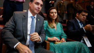 Flávio Bolsonaro e a esposa em cerimônia de posse do novo presidente do Chile