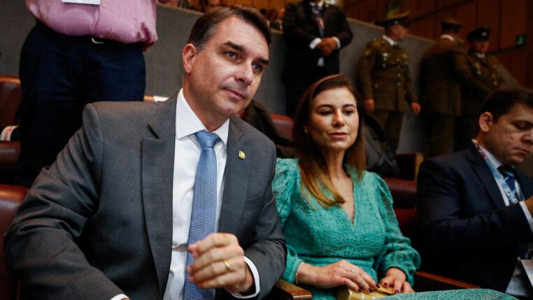 Flávio Bolsonaro e a esposa em cerimônia de posse do novo presidente do Chile