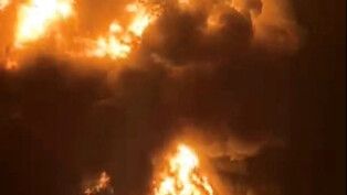 Navio em chamas após ataque iraniano