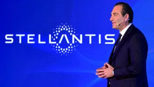 O CEO da Stellantis, Antonio Filosa, gesticula enquanto fala ao microfone durante evento