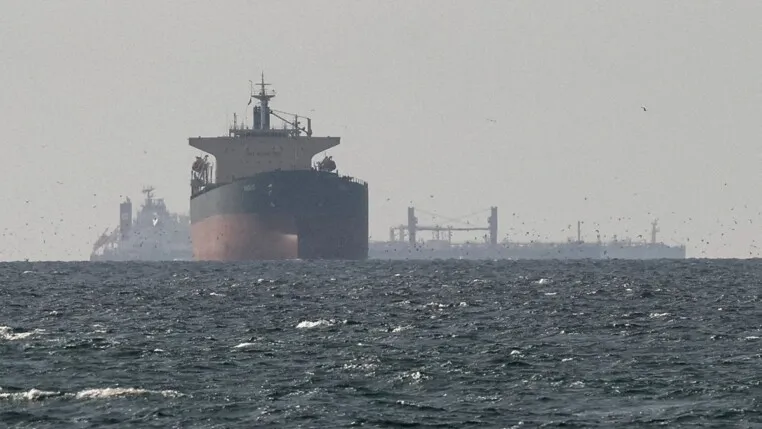 Petroleiros navegam no Golfo, próximo ao Estreito de Ormuz, vistos do norte de Ras al-Khaimah, perto da fronteira com o enclave de Musandam, em Omã
