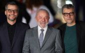 O ator Wagner Moura, o presidente Lula e o diretor Kleber Mendonça Filho posam para foto
