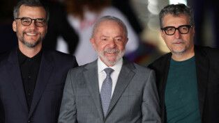 O ator Wagner Moura, o presidente Lula e o diretor Kleber Mendonça Filho posam para foto