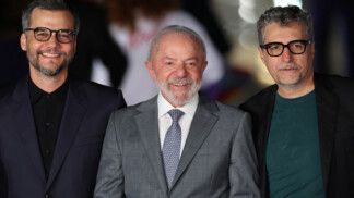 O ator Wagner Moura, o presidente Lula e o diretor Kleber Mendonça Filho posam para foto