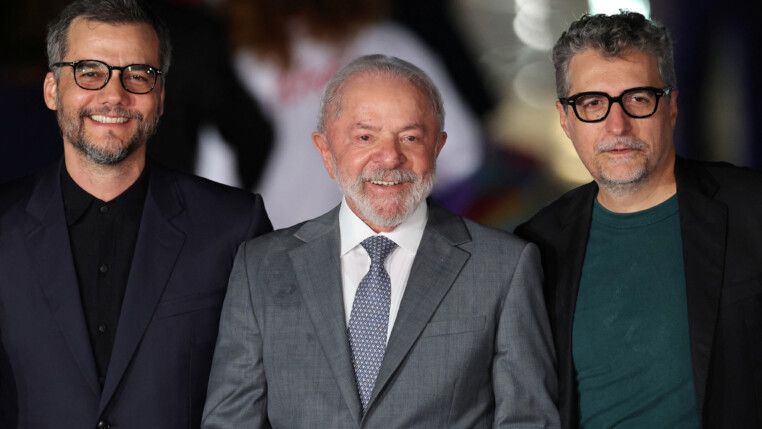 O ator Wagner Moura, o presidente Lula e o diretor Kleber Mendonça Filho posam para foto