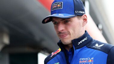 Verstappen Piloto Max Verstappen veste uniforme da Red Bull em paddock na F-1