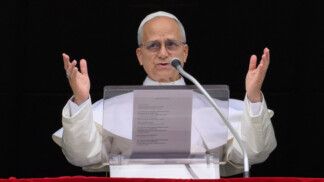 O papa Leão 14 gesticula durante cerimônia