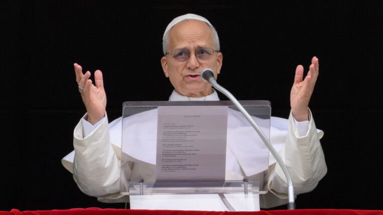 O papa Leão 14 gesticula durante cerimônia