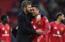 O técnico interino do Manchester United, Michael Carrick, e o brasileiro Casemiro comemoram após a partida contra o Aston Villa.