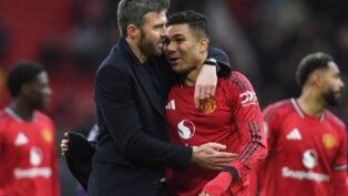 O técnico interino do Manchester United, Michael Carrick, e o brasileiro Casemiro comemoram após a partida contra o Aston Villa.