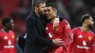 O técnico interino do Manchester United, Michael Carrick, e o brasileiro Casemiro comemoram após a partida contra o Aston Villa.