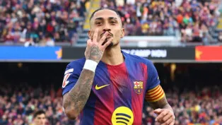 O brasileiro Raphinha celebra um dos seus três gols na partida deste domingo.