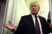 Donaldo Trump fala com repórteres a bordo do avião Força Aérea Um