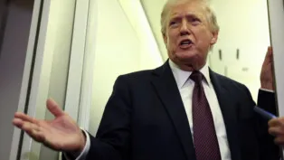 Donaldo Trump fala com repórteres a bordo do avião Força Aérea Um