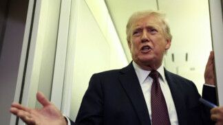 Donaldo Trump fala com repórteres a bordo do avião Força Aérea Um