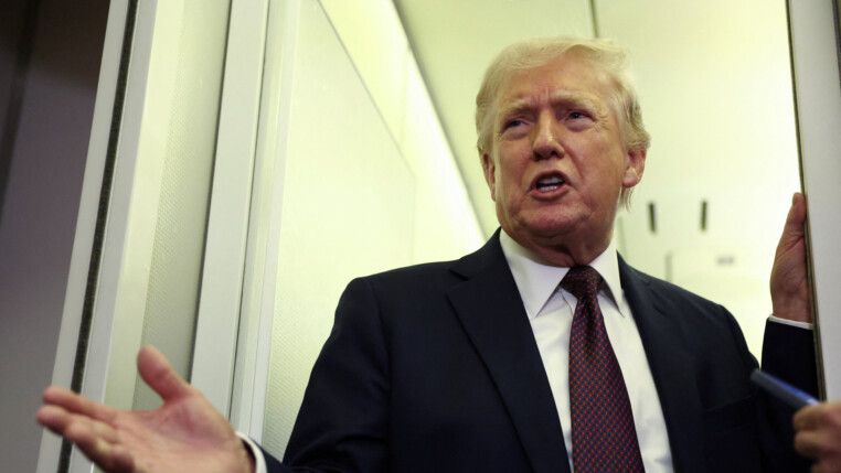 Donaldo Trump fala com repórteres a bordo do avião Força Aérea Um