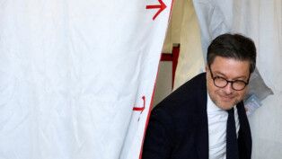 Prefeito de Marselha, Benoit Payan, da esquerda, deixa a cabine de votação.