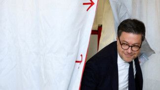 Prefeito de Marselha, Benoit Payan, da esquerda, deixa a cabine de votação.