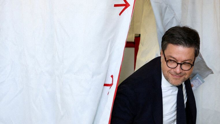 Prefeito de Marselha, Benoit Payan, da esquerda, deixa a cabine de votação.