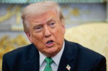 Donald Trump fala aos jornalistas no Salão Oval.