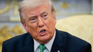 Donald Trump fala aos jornalistas no Salão Oval.