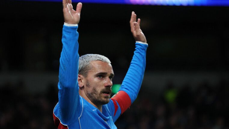 Griezmann levanta os braços em cumprimento aos torcedores