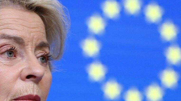 A presidente da Comissão Europeia, Ursula von der Leyen, participa de uma coletiva de imprensa ao lado do presidente do Conselho Europeu, António Costa (não aparece na imagem), ao fim de uma cúpula de líderes da União Europeia em Bruxelas, Bélgica, em 20/03/2026.