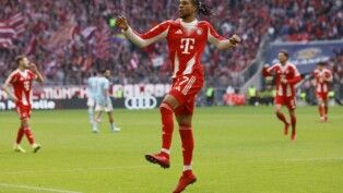 Michael Olise, do Bayern, comemora após marcar o primeiro gol da equipe contra o Union Berlim