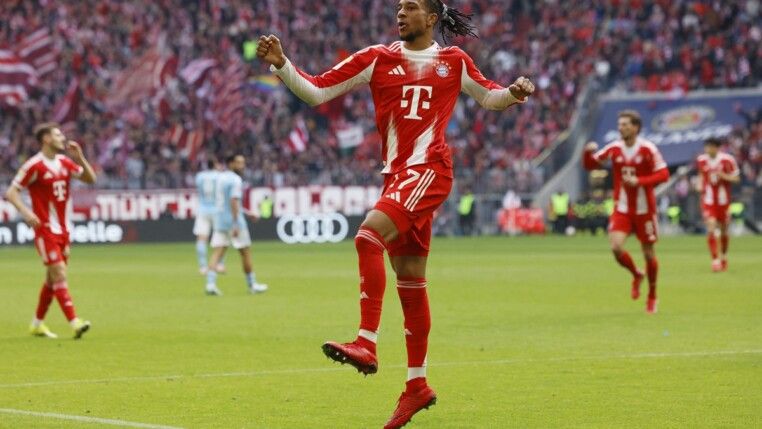Michael Olise, do Bayern, comemora após marcar o primeiro gol da equipe contra o Union Berlim