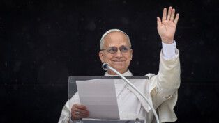 Papa Leão 14 acena aos fiéis na Praça São Pedro