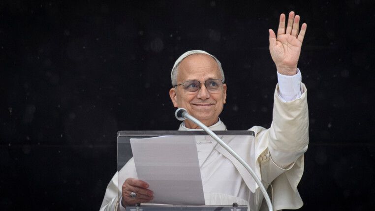 Papa Leão 14 acena aos fiéis na Praça São Pedro
