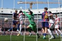 Ronald Araújo, do Barcelona, marca o primeiro gol da equipe, superando o goleiro Augusto Batalla, do Rayo Vallecano