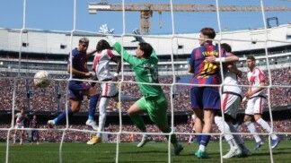 Ronald Araújo, do Barcelona, marca o primeiro gol da equipe, superando o goleiro Augusto Batalla, do Rayo Vallecano