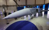 Caça supersônico Gripen exibido em hangar