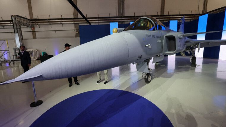 Caça supersônico Gripen exibido em hangar