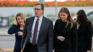 Advogados chegam ao tribunal para atuar no caso das empresas de tecnologia