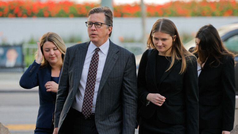 Advogados chegam ao tribunal para atuar no caso das empresas de tecnologia